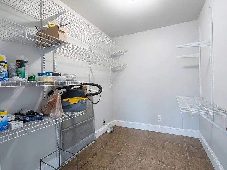 402 Laurel St — Photo 30