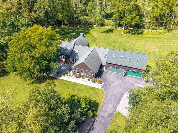 3 Graywood Ln, Pittsford, NY 14534