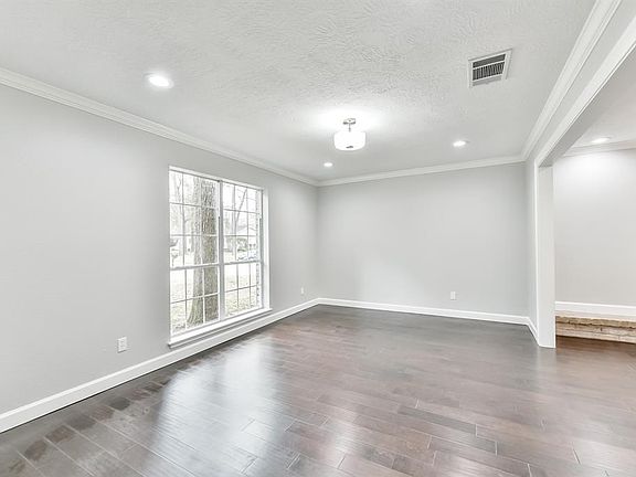 5th image of 2022 Forest Manor Dr