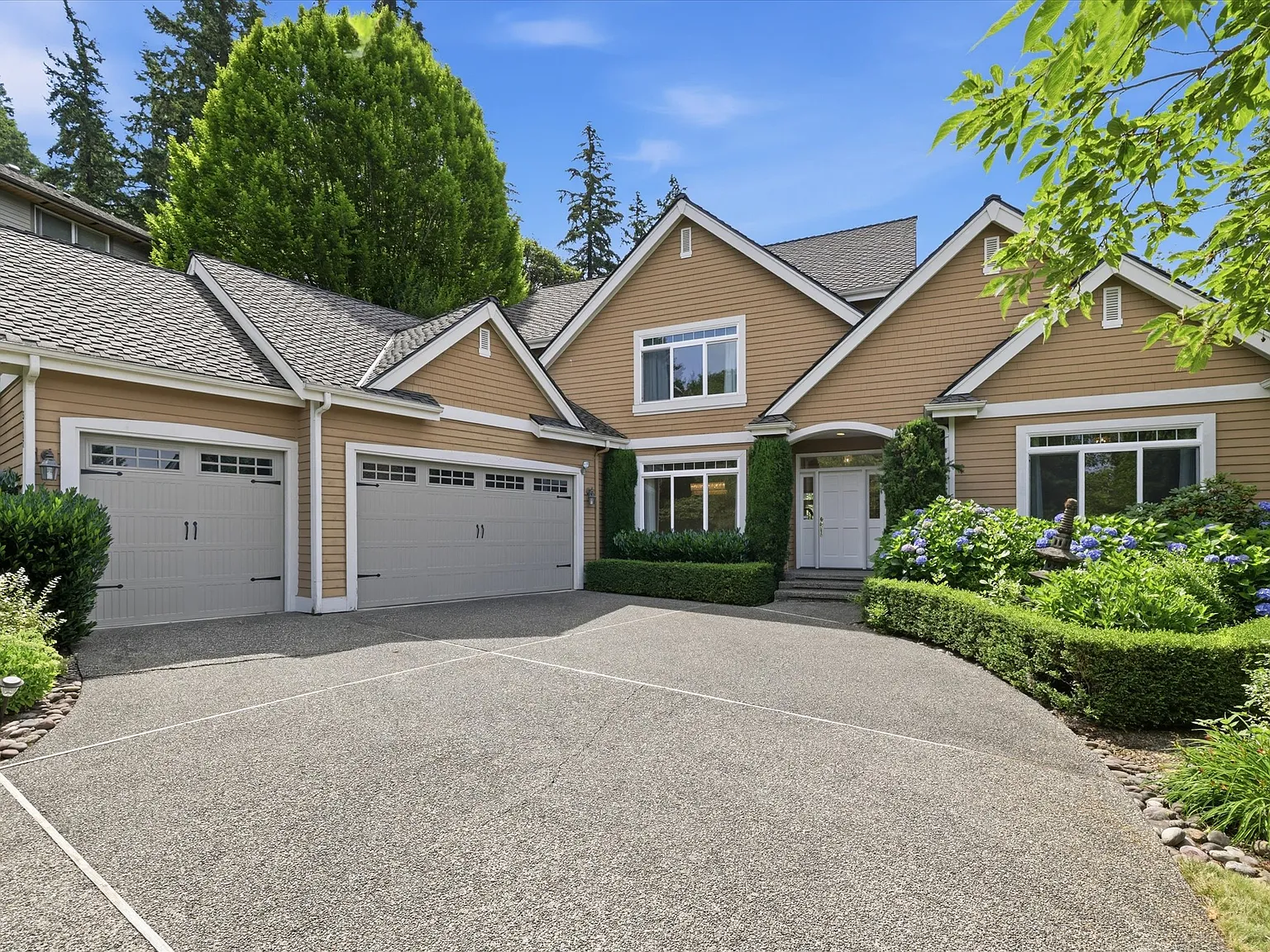4 bed, 3200 sqft, $6,100 — Photo 1