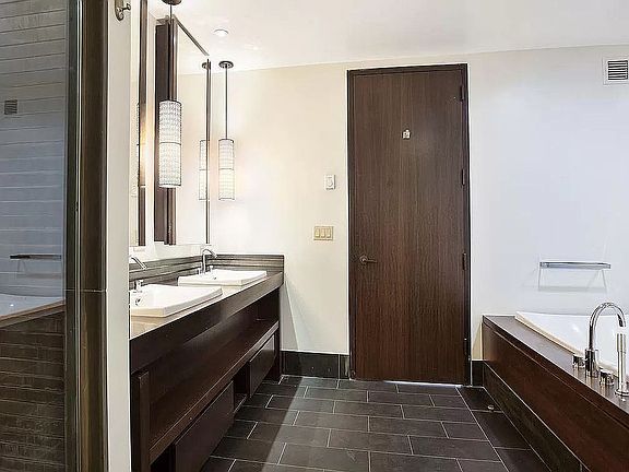 4th image of 40 Broad St APT 15D