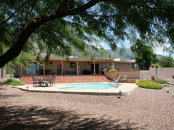Beautifully landscaped backyd