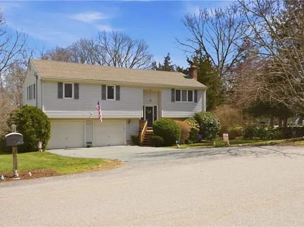 8 Birchwood Dr, Bristol, RI 02809