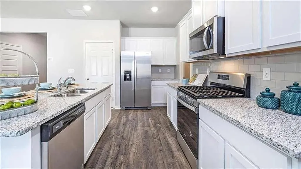 5 bed, 3.0 bath, 2480 sqft, $3,600 — Photo 2