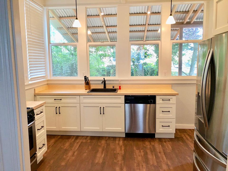 New Kitchen with lots of natural light. All newish appliances.