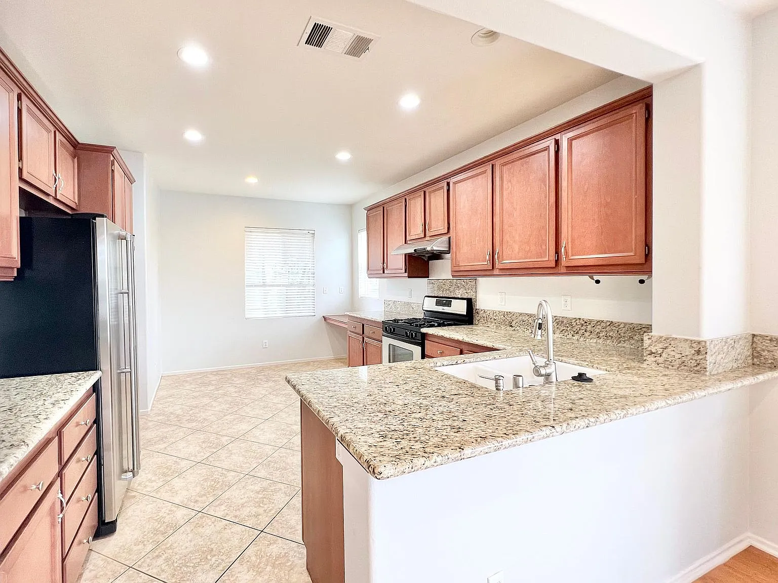 4 bed, 2188 sqft, $5,400 — Photo 3
