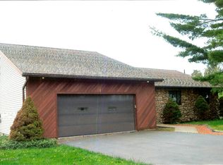 1 Crestview Dr, Dallas, PA 18612