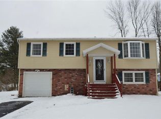 37 Avacado Ln, Gates, NY 14606