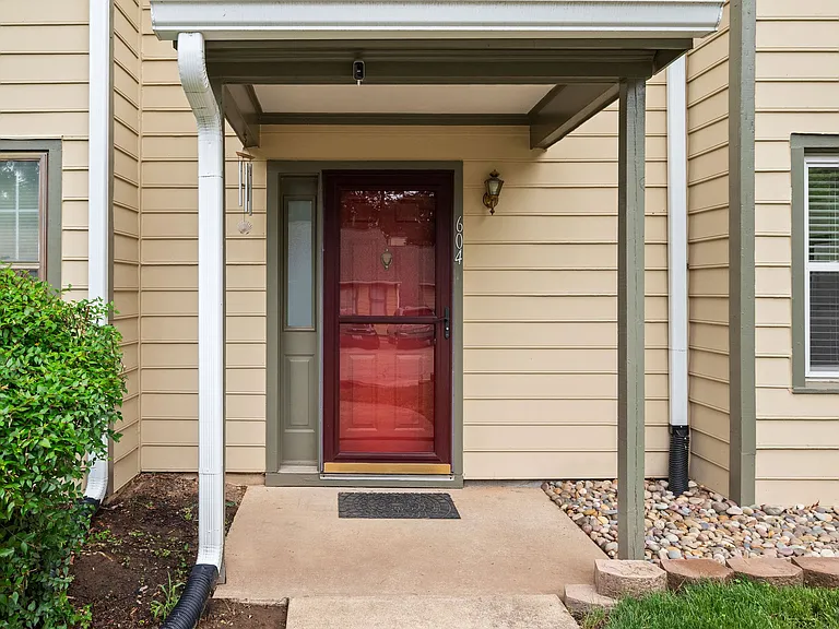 604 Broad Leaf Cir — Photo 5