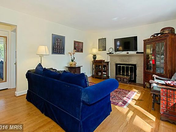 3rd image of 117 W Greenway Blvd