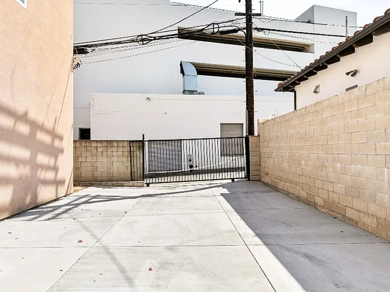 Moorpark St — Photo 22