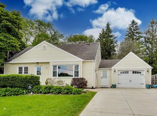 213 E Ellis Ave, Libertyville, IL 60048