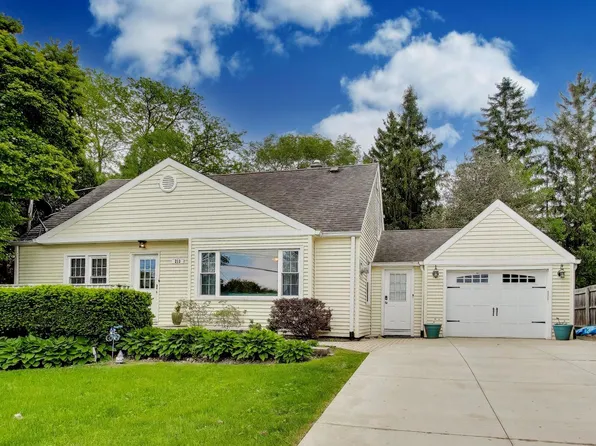 213 E Ellis Ave, Libertyville, IL 60048