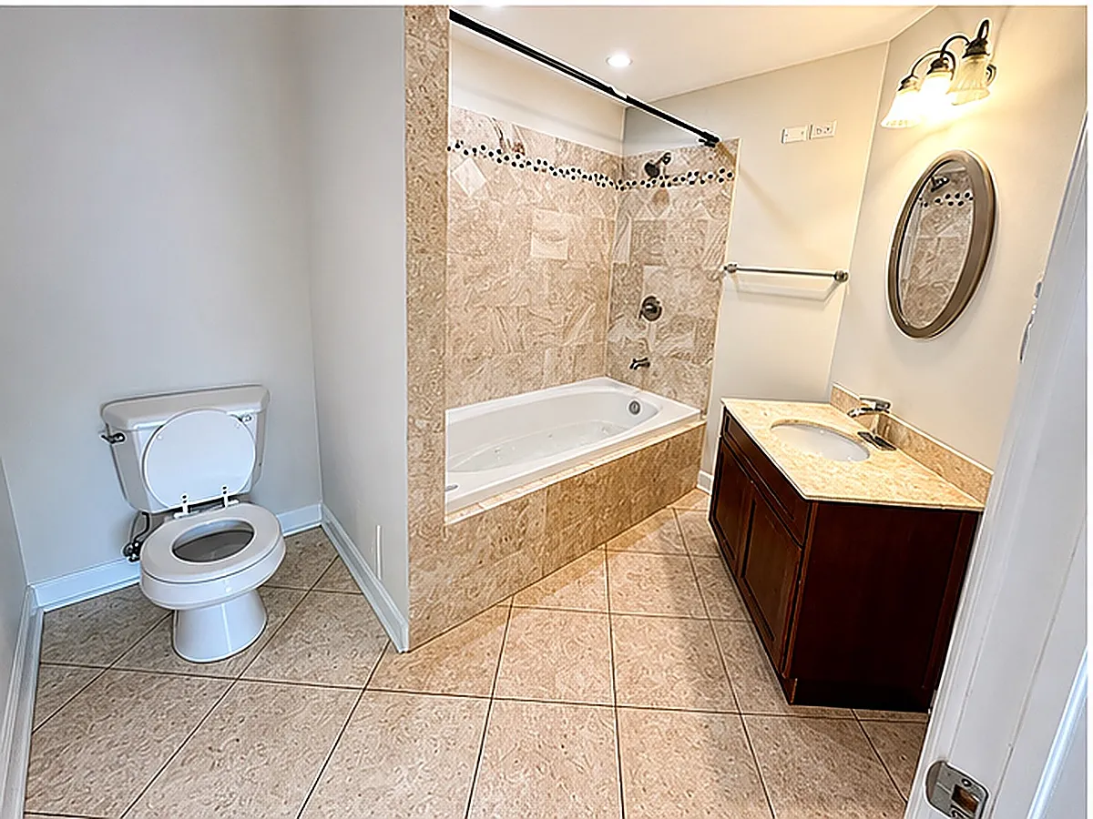 Building Photo - 4631 S Langley Ave #2