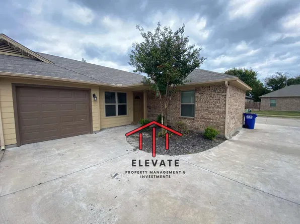 208 Stewart Bend Ct, Azle, TX 76020