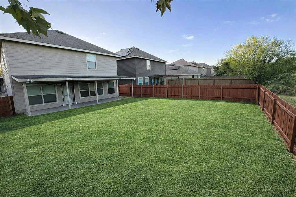 4 bed, 2.5 bath, 2240 sqft, $2,200 — Photo 3