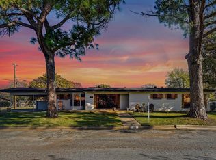 908 Lakeview Dr, Mineral Wells, TX 76067