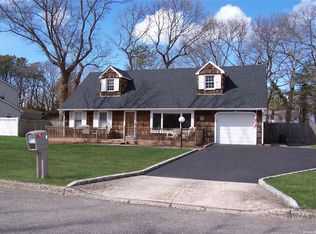 3 Beecher St, Coram, NY 11727