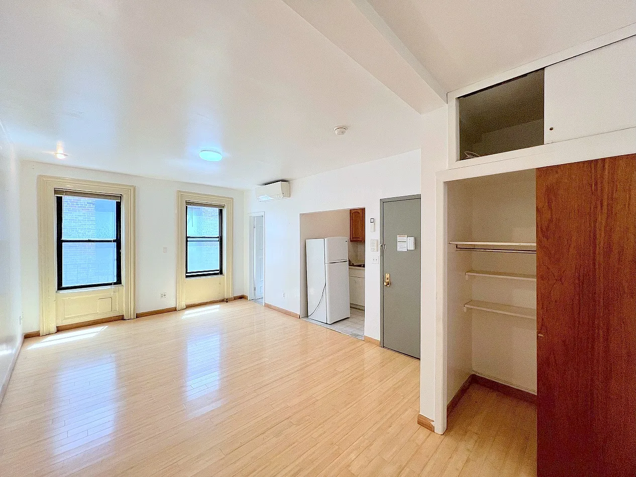 650 10th Avenue — Photo 2
