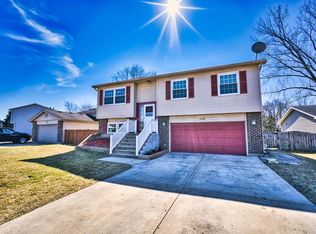 488 Blackhawk Dr, Carol Stream, IL 60188