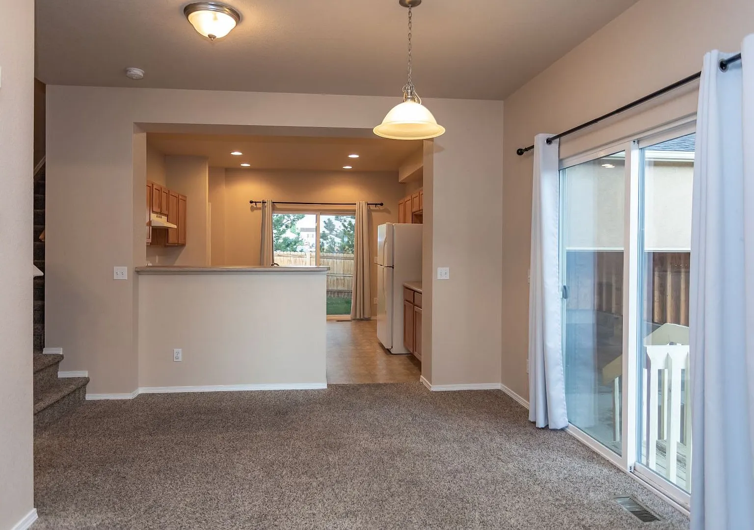 Beautiful 3Bedroom Home Near Powers Corridor! — Photo 3
