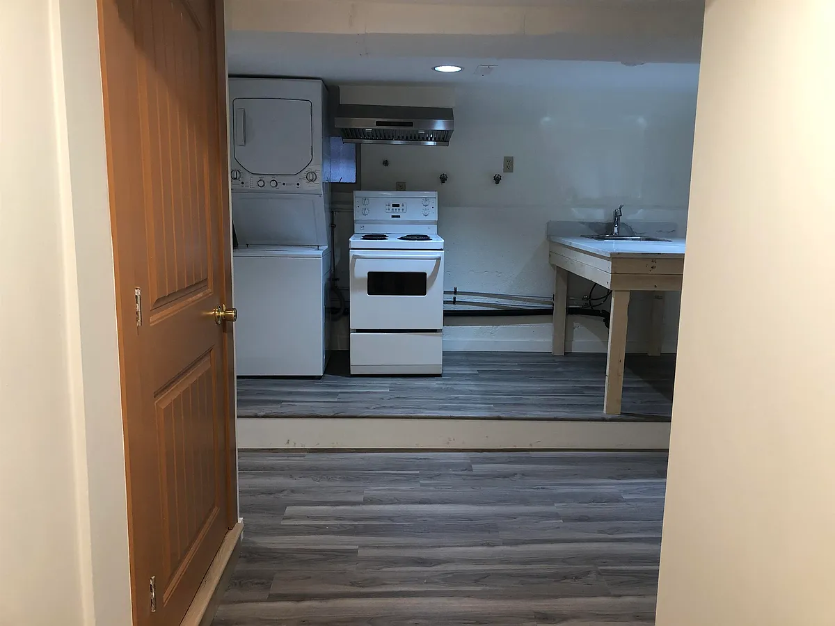 Building Photo - 4136 Gilpin Cres #1
