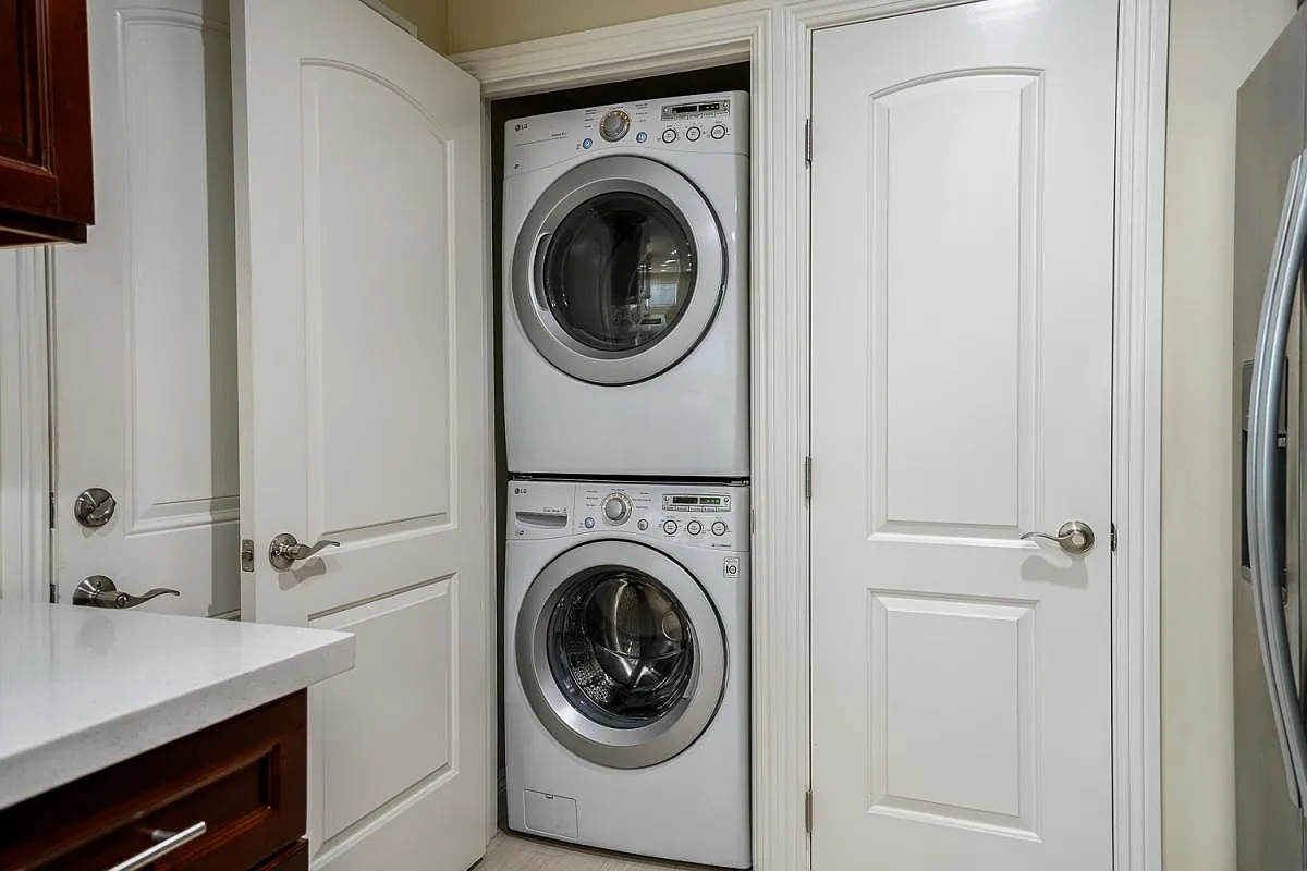 2 bed, 980 sqft, $3,695 — Photo 4