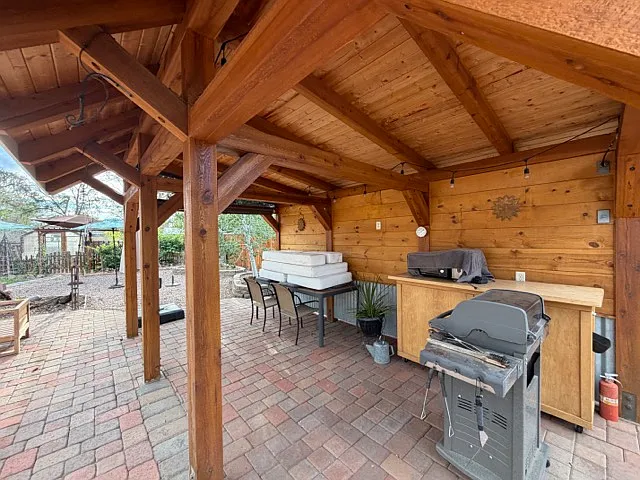 233 NW Cedar Ave #D — Photo 3