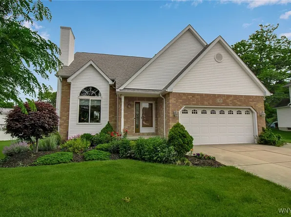 35 E Royal Hill Dr, Orchard Park, NY 14127