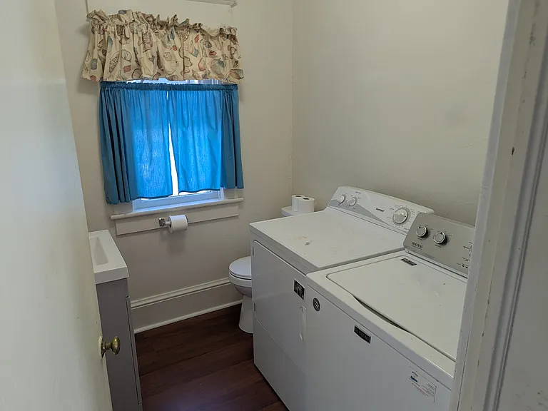 Half-bath / Laundry