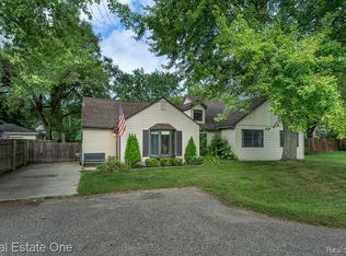 2460 Emmons Ave, Rochester Hills, MI 48307