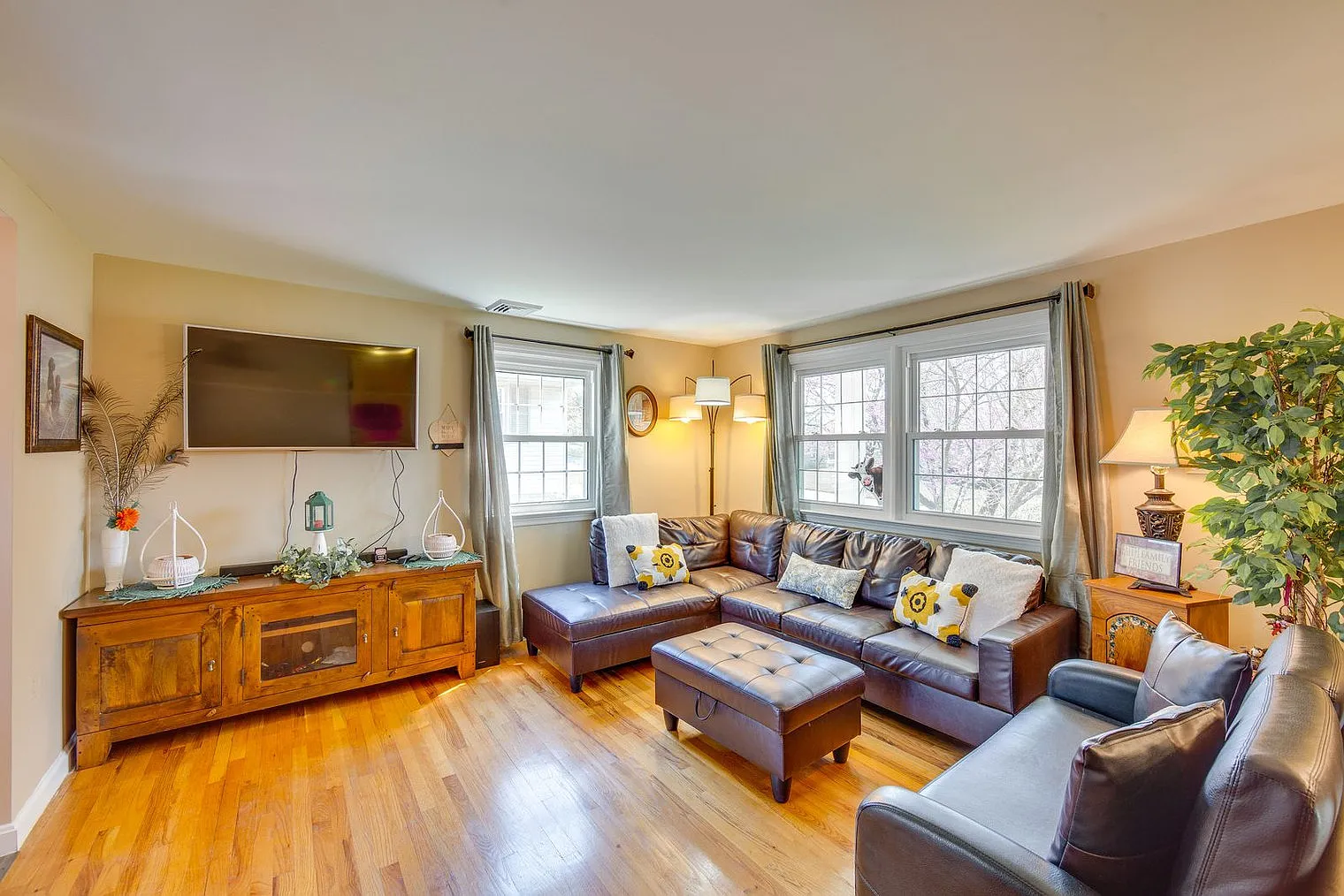 3 bed, 1.0 bath, 1593 sqft, $5,064 — Photo 1