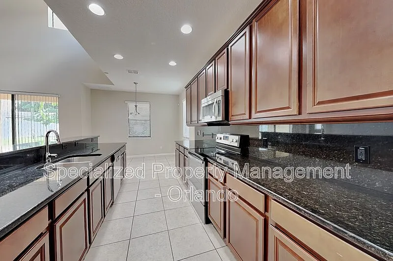5 bed, 3.5 bath, 3289 sqft, $3,099 — Photo 4