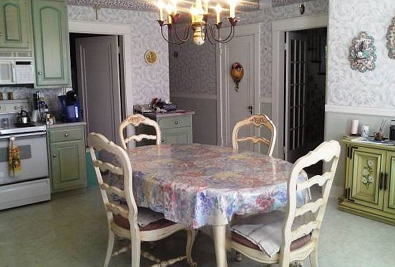 Large Eat-in Kitchen