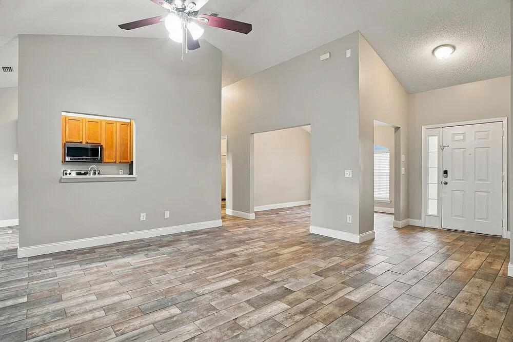 4 bed, 2.0 bath, 1827 sqft, $2,420 — Photo 4