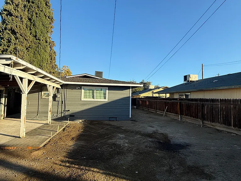 139 W Tyler St #B — Photo 2