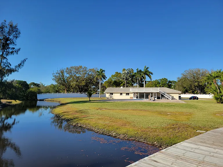 1730 Robinhood Ln — Photo 4
