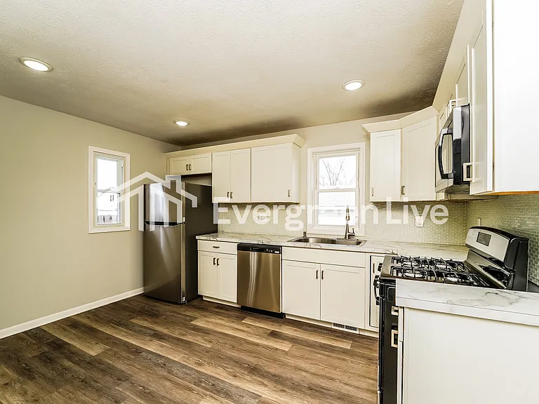 15810 Harrison Dr — Photo 5