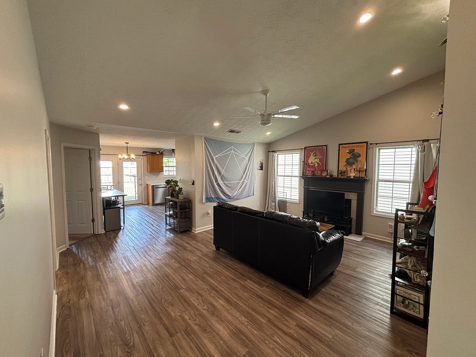 3 bed, 1260 sqft, $1,955 — Photo 3