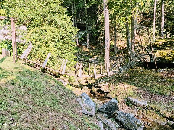 3rd image of 556 Racking Rock Rd