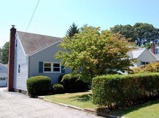 10 Leech Cir N, Glen Cove, NY 11542