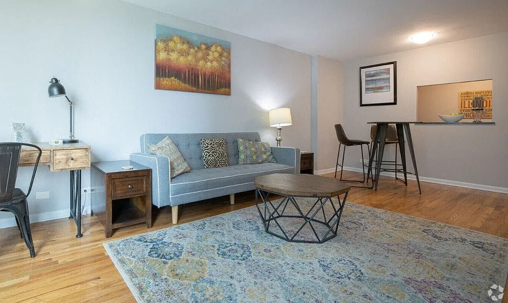 Covington - 4600 N Clarendon Ave — Photo 3
