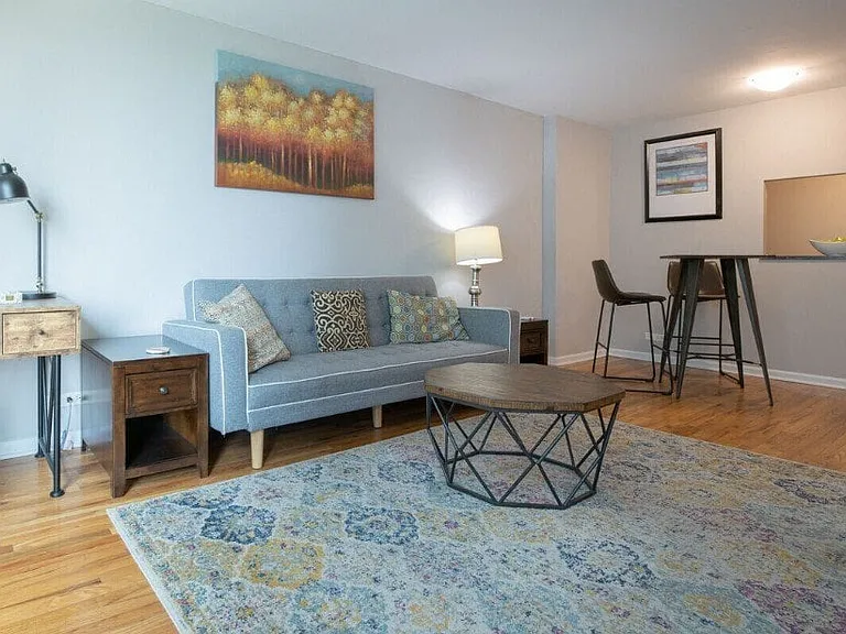 Covington - 4600 N Clarendon Ave — Photo 3