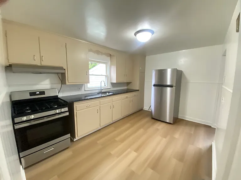 1598 Front St — Photo 9