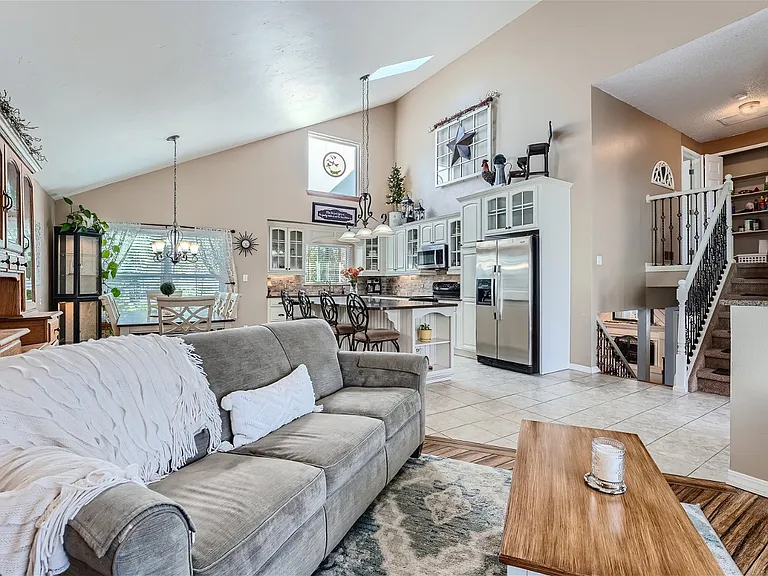 621 Devinney Ct — Photo 5