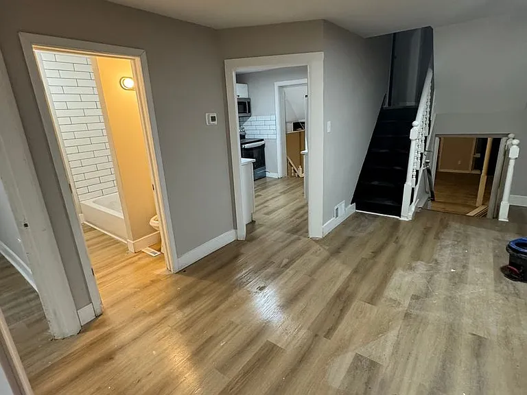 1019 Green Ln — Photo 4