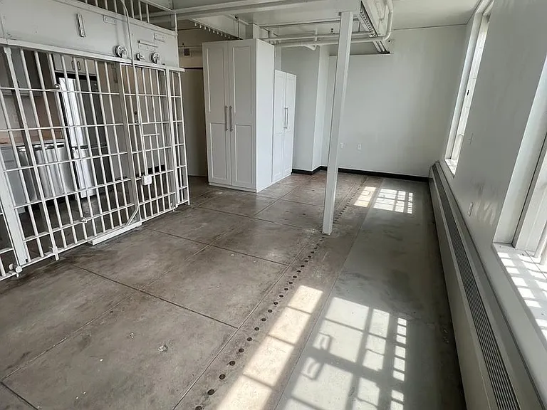 521 W 2nd Street - Leijona — Photo 32