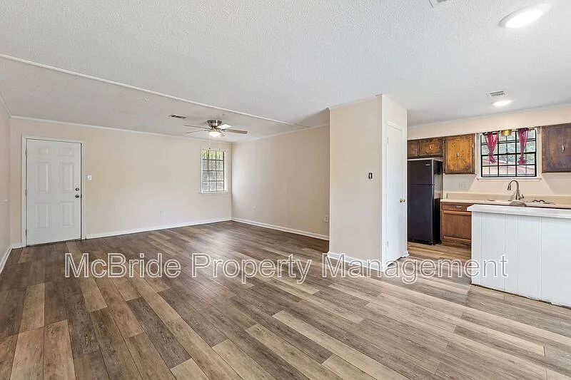 3 bed, 1.5 bath, 1201 sqft, $1,250 — Photo 3