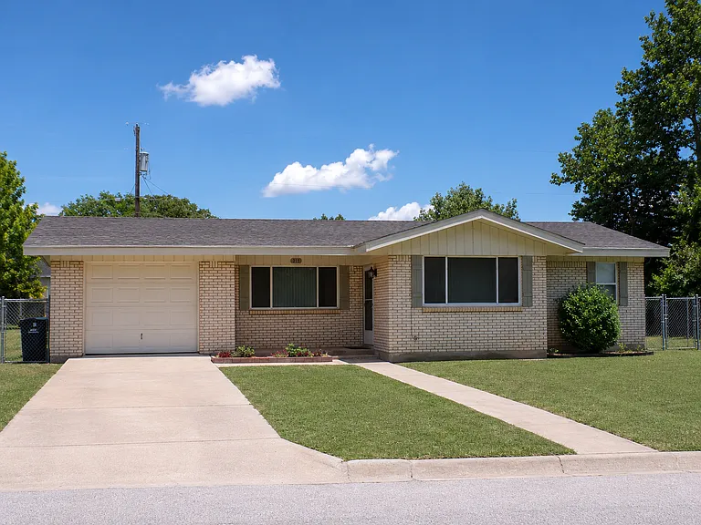 313 Highland Dr — Photo 1