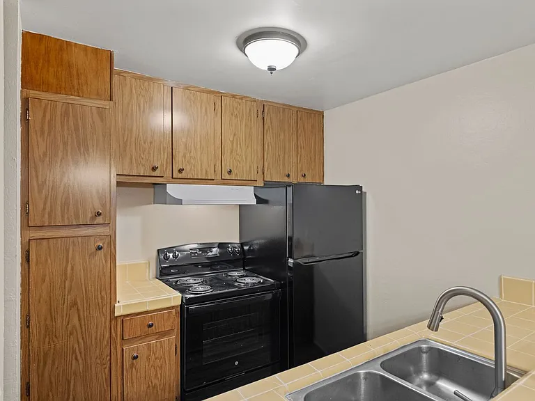 Park Plaza Apartments — Photo 19